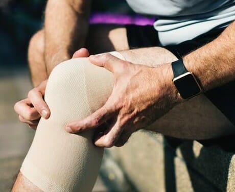 Knee injury causes of fluid on the knee
